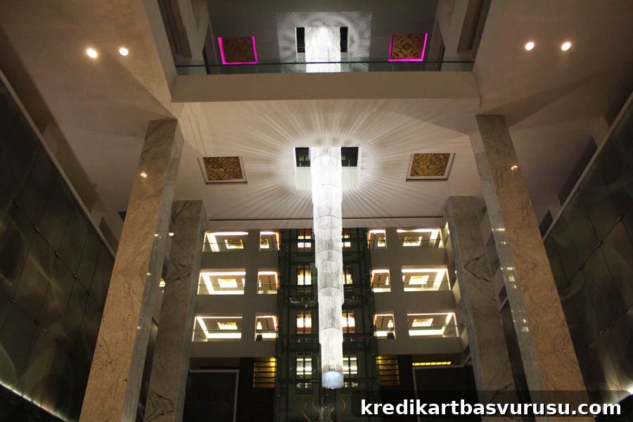 Le Meridien Coimbatore Hotel Review: Rooms, Dining & Location 5 Le Meridien Coimbatore – Tall Chandelier